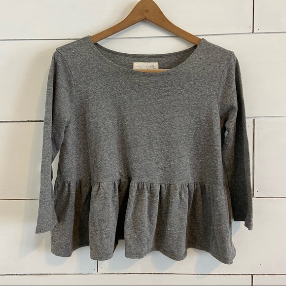 We The Free Tops - We The Free Gray 3/4 Sleeve Ruffle Bottom Top. Size Small.
